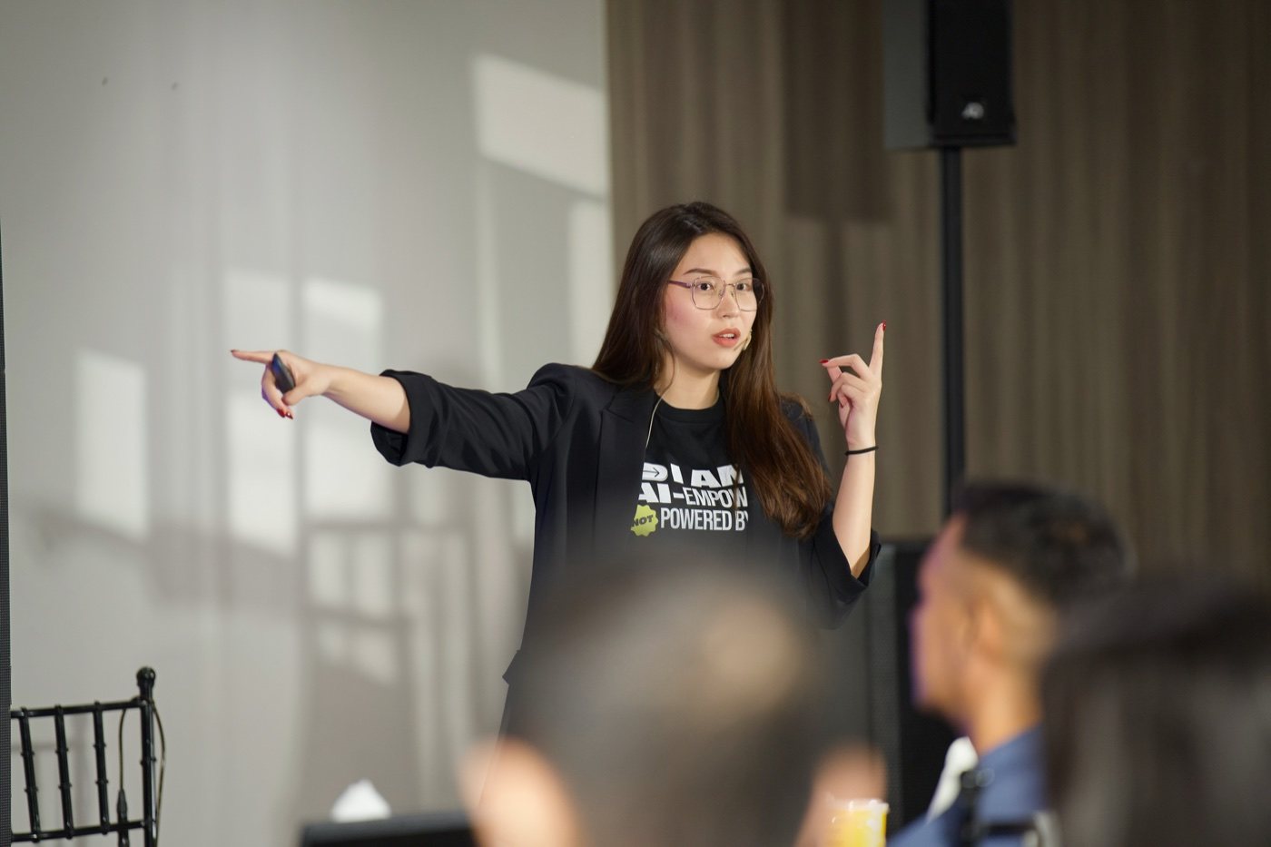 Jazmine de Luna teaching at a live session